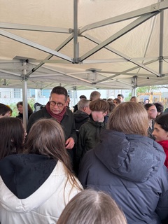 Une image contenant habits, Visage humain, personne, hommeLe contenu généré par l’IA peut être incorrect.